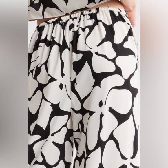 NWT NORDSTROM RACK
Wide Leg black and white,
Crop Pants Size M - Picture 8 of 17